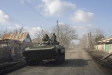 Ukrajinské APC sa blíži k frontovým pozíciám pri meste Bachmut. FOTO: TASR/AP