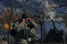 Ukrajinskí vojaci strieľajú zo samohybnej húfnice na ruské pozície pri meste Bachmut. FOTO: TASR/AP

