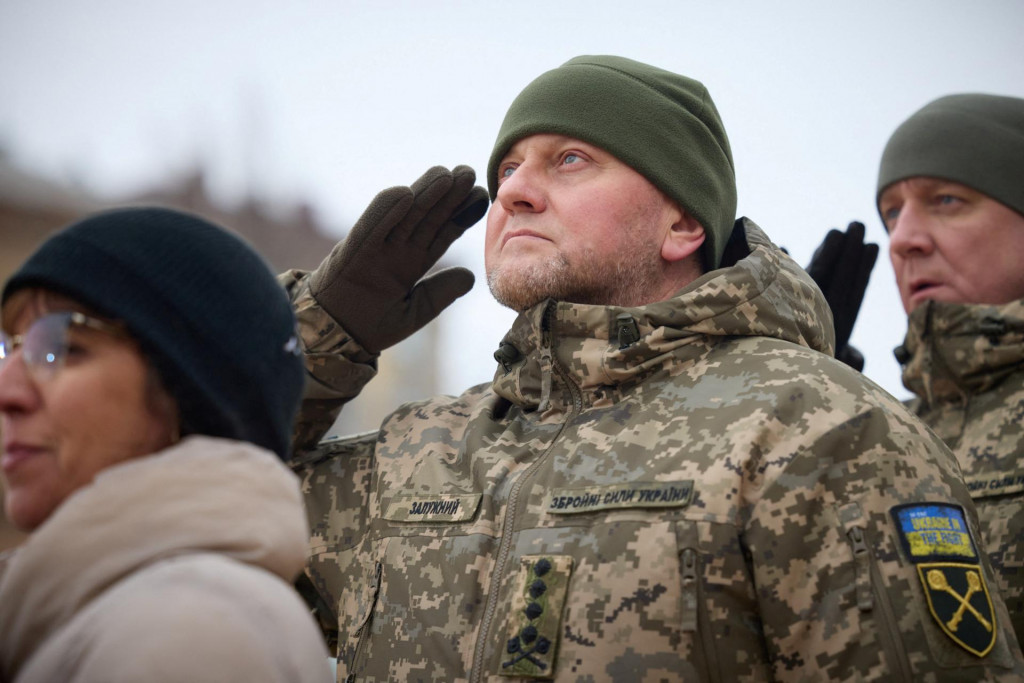 Generál Valerij Zalužnyj sa medzi Ukrajincami teší čoraz väčšej obľube a niektorí ho už považujú za ďalšieho prezidentského kandidáta. FOTO: REUTERS