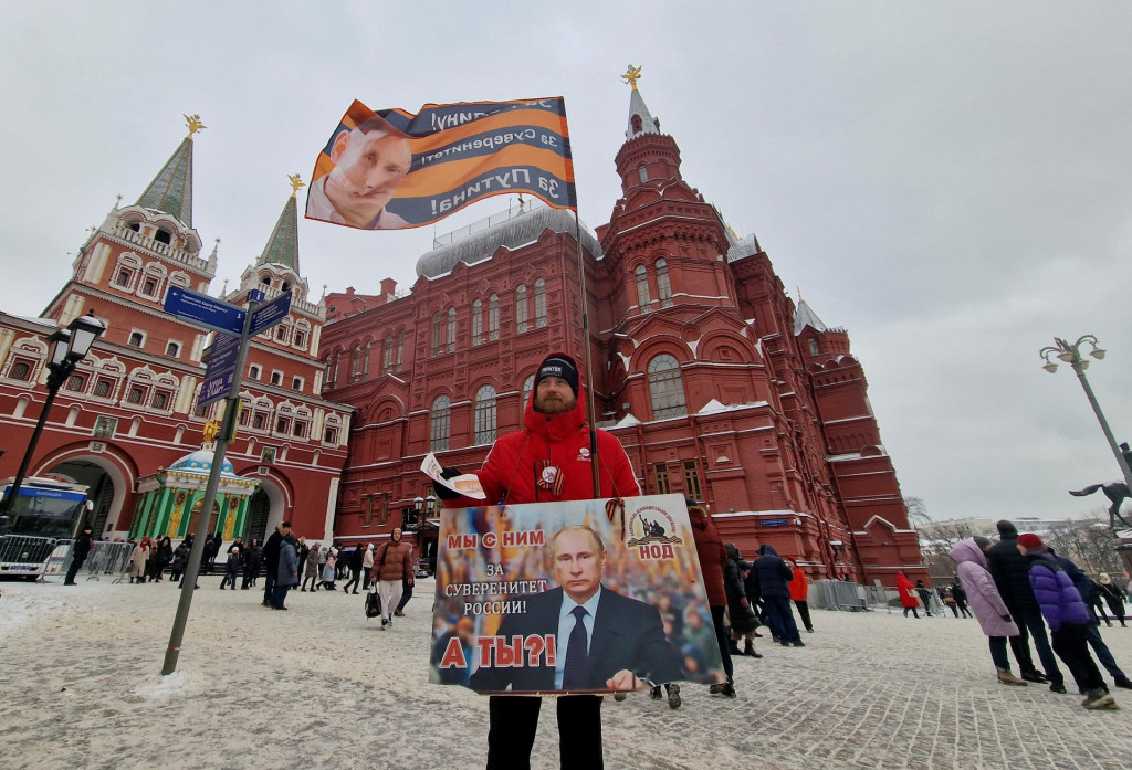 Priaznivec ruského prezidenta Vladimira Putina pri príležitosti prvého výročia začiatku ruskej invázie na Ukrajinu. FOTO: Reuters