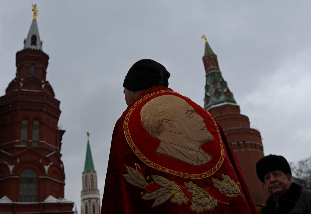 Človek na námestí v Moskve. FOTO: Reuters