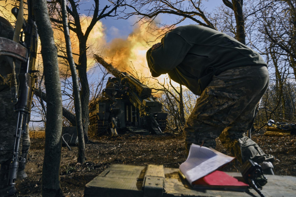Ukrajinskí vojaci strieľajú zo samohybnej húfnice na ruské pozície pri meste Bachmut v Doneckej oblasti na východe Ukrajiny v nedeľu 5. marca 2023. FOTO: TASR/AP