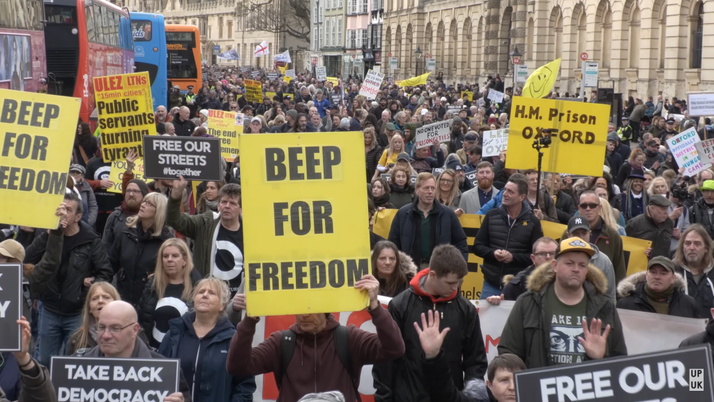 Záber z protestu proti novému návrhu fungovania mesta Oxford.