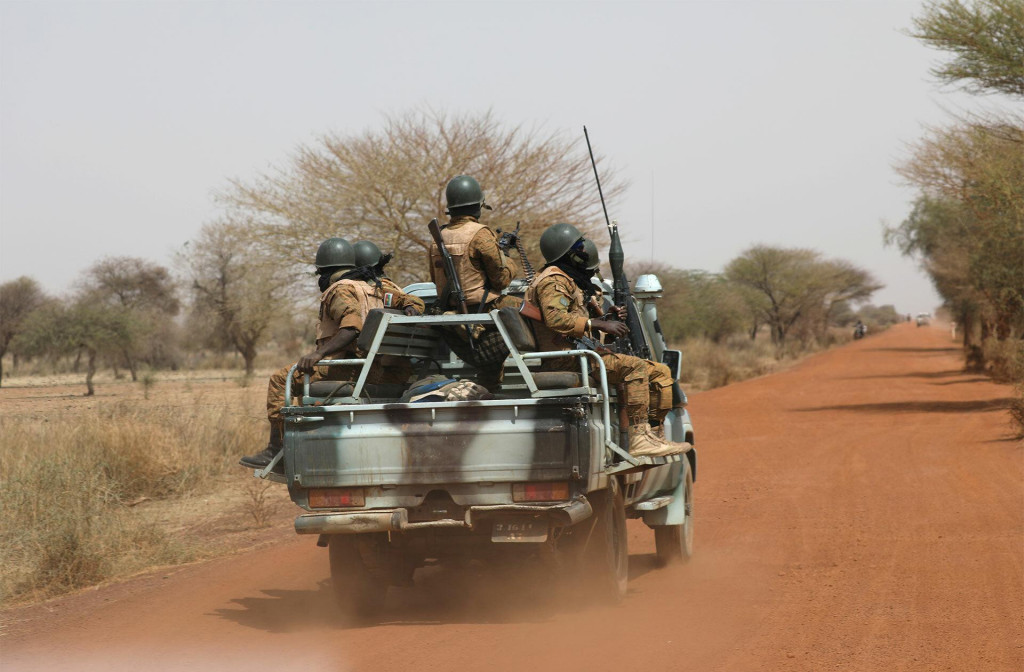 Hliadka bezpečnostných síl Burkiny Faso. FOTO: Reuters