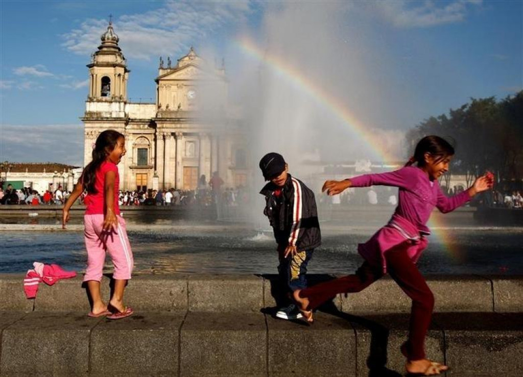 Deti sa hrajú v centre Guatemala City. FOTO: Reuters
