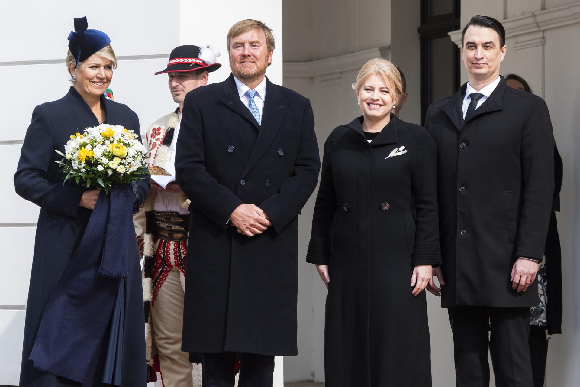 Na Slovensko pricestoval holandský kráľovský pár. Čaputová ho privítala v paláci