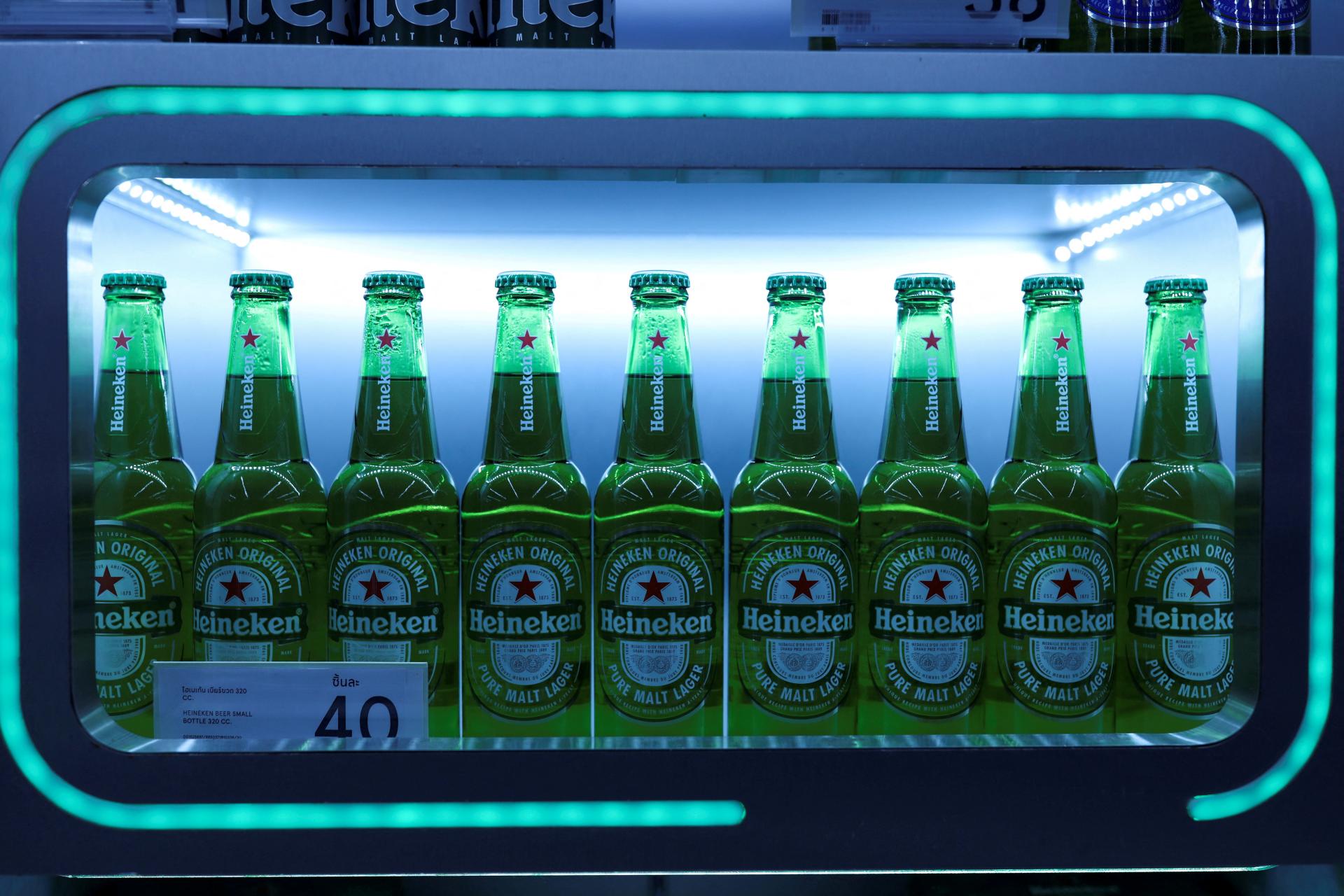 Heineken pripisuje meškanie svojho odchodu z Ruska tamojšej byrokracii