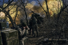 Ukrajinskí vojaci strieľajú zo samohybnej húfnice na ruské pozície pri meste Bachmut v Doneckej oblasti na východe Ukrajiny. FOTO: TASR/AP