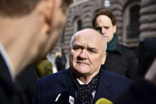 Podpredseda maďarského parlamentu Csaba Hende (tvárou) odpovedá na otázky novinárov po stretnutí s predsedom švédskeho parlamentu Andreasom Norlenom v Štokholme. FOTO: TASR/AP