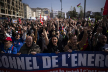 Protestujúci sa zhromažďujú na demonštrácii v Marseille. Viac ako 250 protestov je v utorok naplánovaných vo Francúzsku proti vládnemu návrhu dôchodkovej reformy. FOTO: TASR/AP