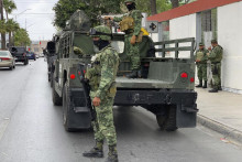Mexickí vojaci sa pripravujú na pátraciu misiu po tom, ako ozbrojenci uniesli štyroch amerických občanov, ktorí prekročili hranice Mexika z Texasu v mexickom meste Matamoros. FOTO: TASR/AP