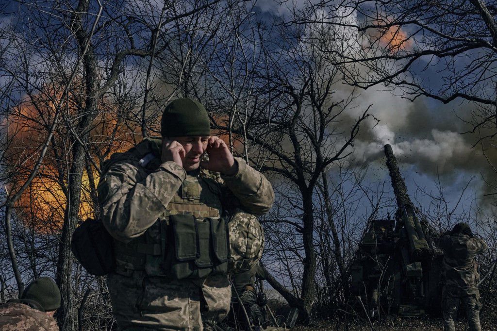 Ukrajinskí vojaci strieľajú zo samohybnej húfnice na ruské pozície pri meste Bachmut v Doneckej oblasti na východe Ukrajiny v nedeľu 5. marca 2023. FOTO TASR/AP