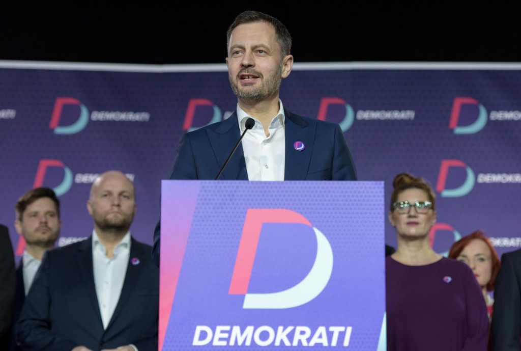 Dočasne poveren&yacute; predseda vl&aacute;dy Eduard Heger a logo strany Demokrati. FOTO: TASR/Pavol Zachar
