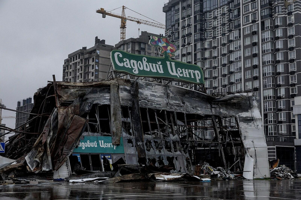 Útočiace ruské jednotky zničili obchodné centrum Epicentre na predmestí Kyjeva. FOTO: MAFRA/Petr Topič