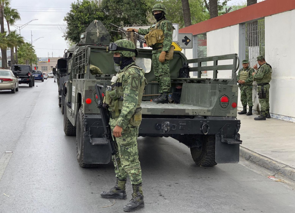 Mexickí vojaci sa pripravujú na pátraciu misiu po tom, ako ozbrojenci uniesli štyroch amerických občanov, ktorí prekročili hranice Mexika z Texasu v mexickom meste Matamoros. FOTO: TASR/AP
