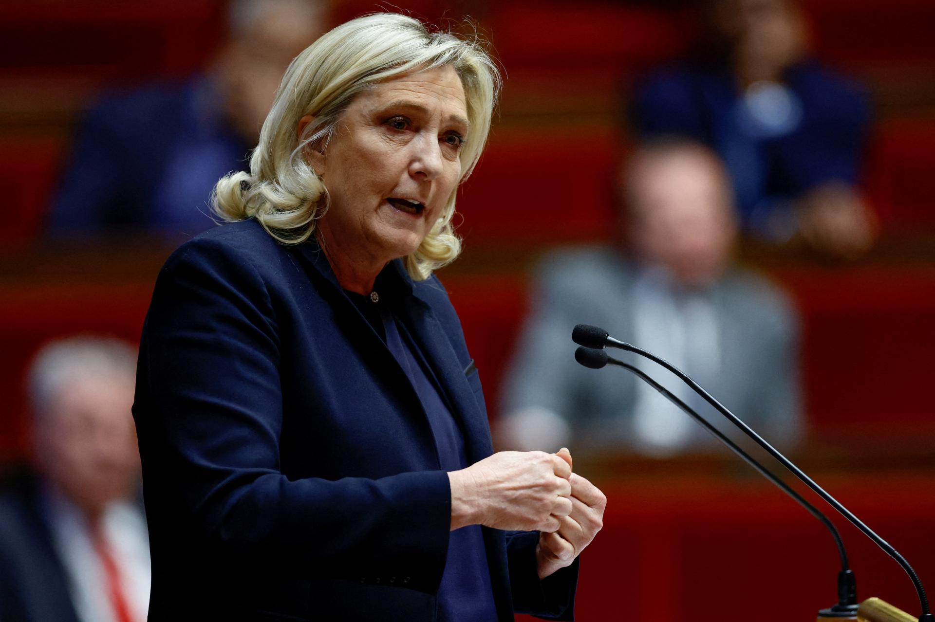 Kvôli francúzskej dôchodkovej reforme rastie príťažlivosť krajnej pravice. Le Penovej hrá do kariet hnev