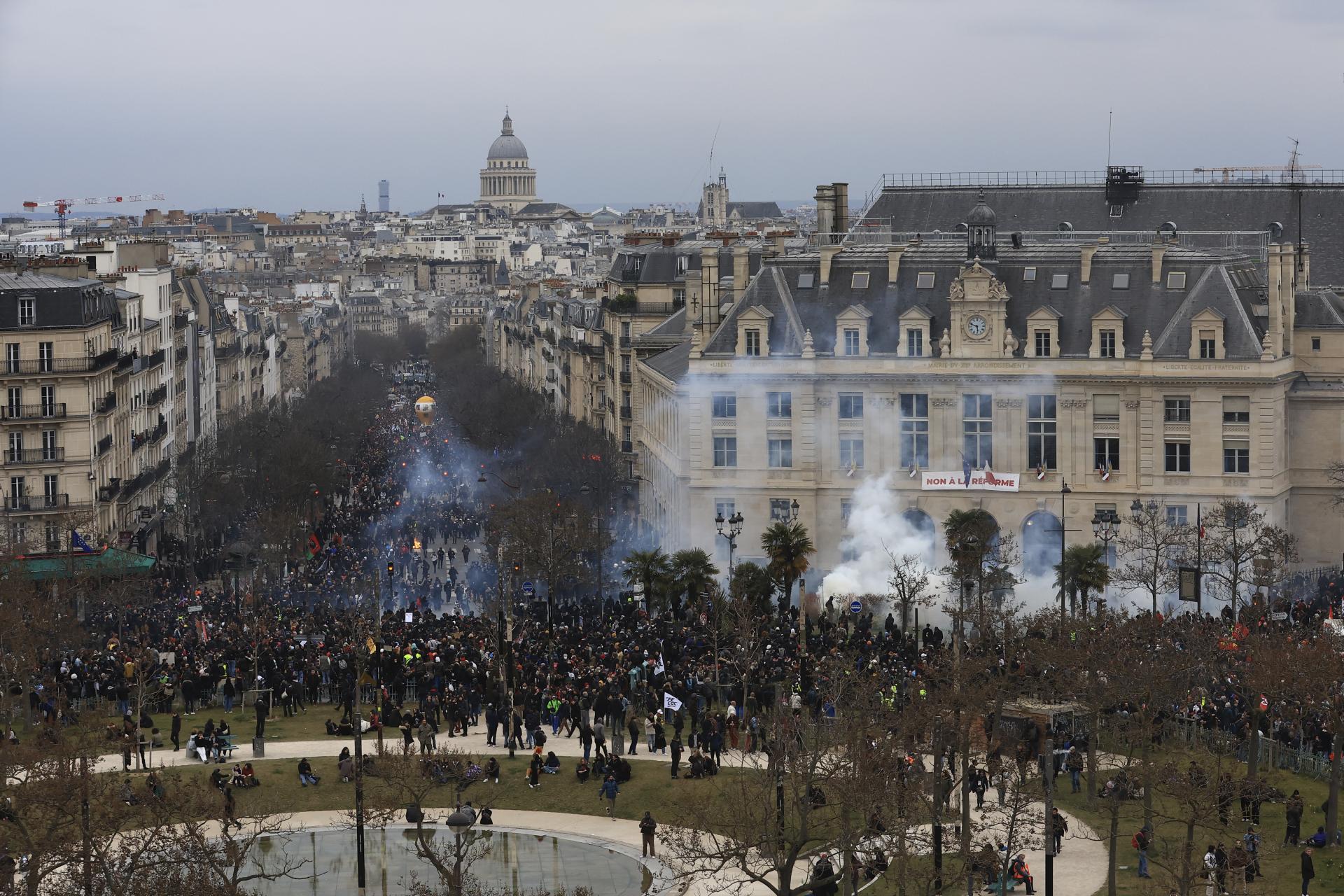 Štrajky Francúzov proti Macronovej dôchodkovej reforme pokračujú, opäť narušili dopravu