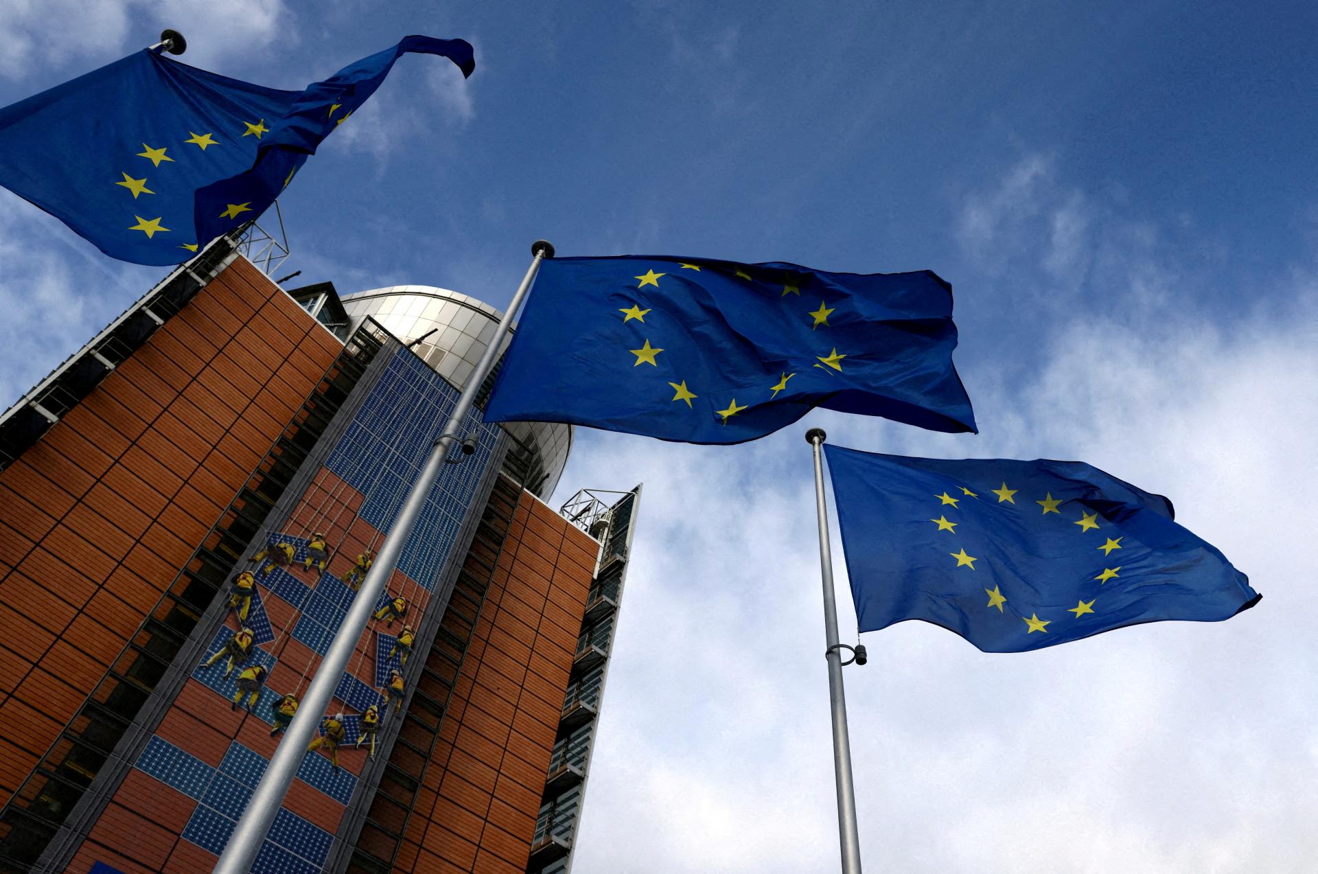 Európska komisia nedostatočne kontroluje využívanie peňazí z pandemického fondu, tvrdia audítori