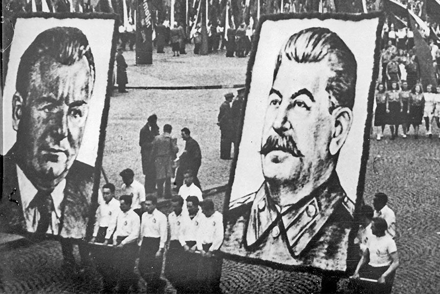Keď režim prišiel o dva piliere: Československí komunisti držali tvrdý kurz aj po smrti Stalina a Gottwalda