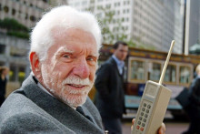 Martin Cooper uskutočnil historicky prvý hovor z mobilného telefónu v roku 1973. Ako zamestnanec Motoroly stál v centre rušného Manhattanu a zavolal Joelovi Engelovi zo spoločnosti AT&T.
