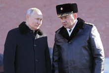 Ruský prezident Vladimir Putin (vľavo) a ruský minister obrany Sergej Šojgu. FOTO TASR/AP
