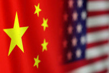 Vlajky Číny a USA. FOTO: REUTERS