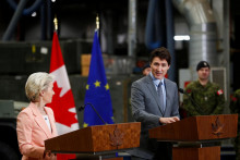 Predsedníčka Európskej komisie Ursula von der Leyen a kanadský premiér Justin Trudeau sa zúčastňujú na spoločnej tlačovej v Kingstone, Ontariu, Kanade. FOTO: REUTERS