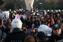 Demonštranti kričia heslá počas zhromaždenia pri príležitosti Medzinárodného dňa žien v tureckom Diyarbakire. FOTO: Reuters