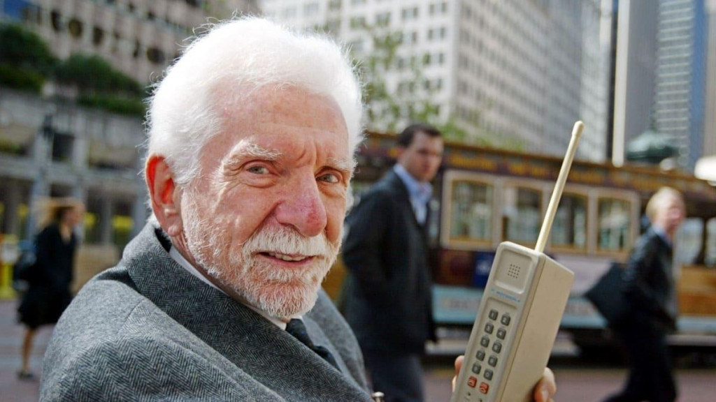 Martin Cooper uskutočnil historicky prvý hovor z mobilného telefónu v roku 1973. Ako zamestnanec Motoroly stál v centre rušného Manhattanu a zavolal Joelovi Engelovi zo spoločnosti AT&T.