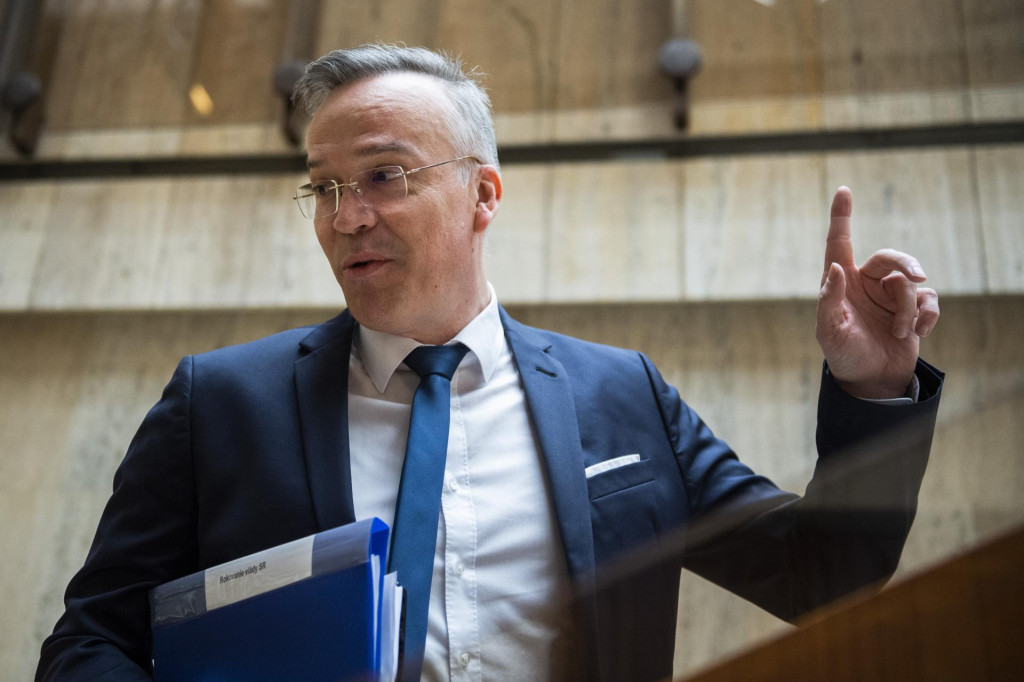 Na sn&iacute;mke &scaron;t&aacute;tny tajomn&iacute;k ministerstva financi&iacute; Marcel Klimek. FOTO: TASR/J. Nov&aacute;k
