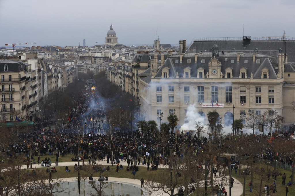 Ľudia pochodujú počas demonštrácie v Paríži. FOTO: TASR/AP