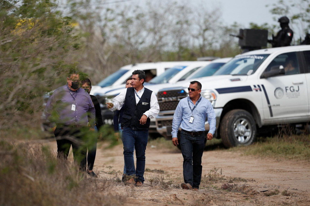 Pracovníci kancelárie generálneho prokurátora Tamaulipas na mieste, kde úrady našli telá dvoch zo štyroch Američanov unesených ozbrojencami v mexickom Matamorose. FOTO: Reuters