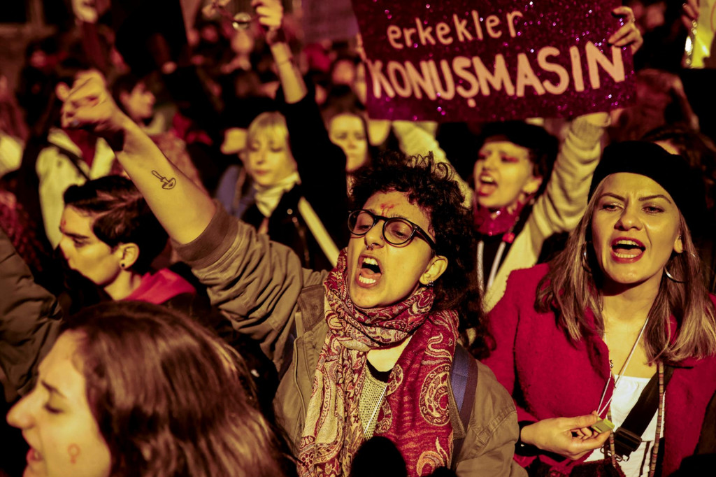 Demonštranti kričia heslá a pochodujú na námestie Taksim pri príležitosti Medzinárodného dňa žien v Istanbule. FOTO: Reuters