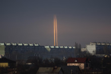 Tri rusk&eacute; rakety vyp&aacute;len&eacute; z ruskej Belgorodskej oblasti dopadaj&uacute; na druh&eacute; najv&auml;č&scaron;ie ukrajinsk&eacute; mesto Charkov. FOTO TASR/AP
