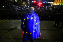 Demonštrant s vlajkou Európskej únie počas protestu proti návrhu zákona o „zahraničných agentoch“ v Tbilisi, Gruzínsku, 9. marca 2023. FOTO: REUTERS