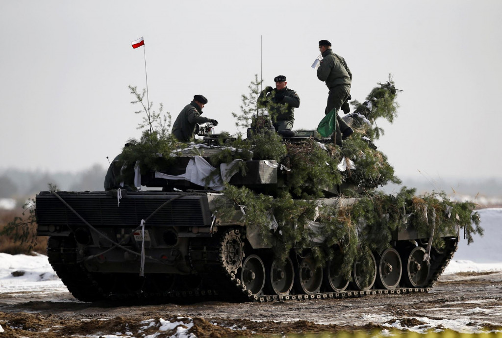 Tan Leopard 2A4 a poľskí vojaci. FOTO: Reuters