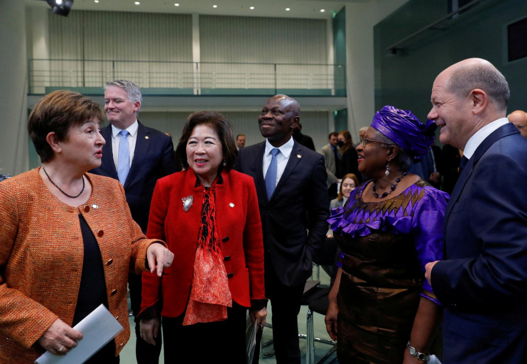 Riaditeľka Svetovej obchodnej organizácie Ngozi Okonjo-Iwealaová so šéfkou MMF Kristalinou Georgievovou a s nemeckým kancelárom Olafom Scholzom. FOTO: Reuters