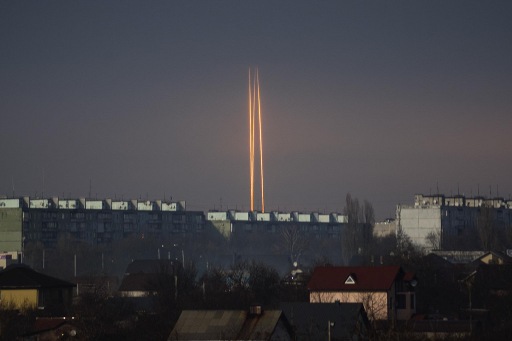 Tri ruské rakety vypálené z ruskej Belgorodskej oblasti dopadajú na druhé najväčšie ukrajinské mesto Charkov. FOTO TASR/AP
