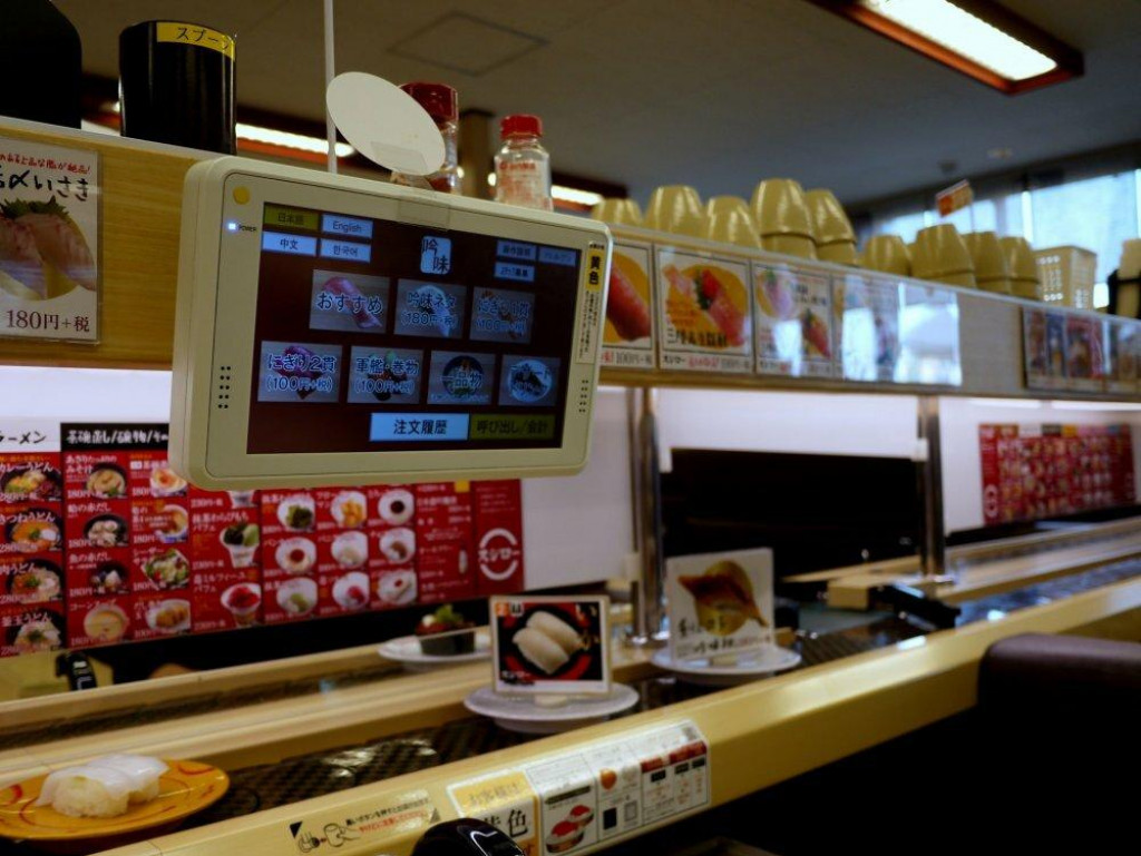 Jedna z reštaurácií japonského reťazca Sushiro, ktorý využíva obsluhu prostredníctvom rotačného pásu. SNÍMKA: Travel Japan