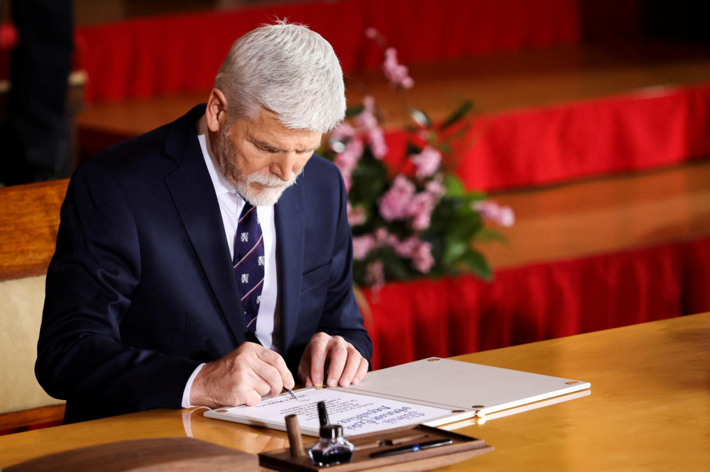 Nov&yacute; česk&yacute; prezident Petr Pavel podpisuje svoj sľub. FOTO: Reuters