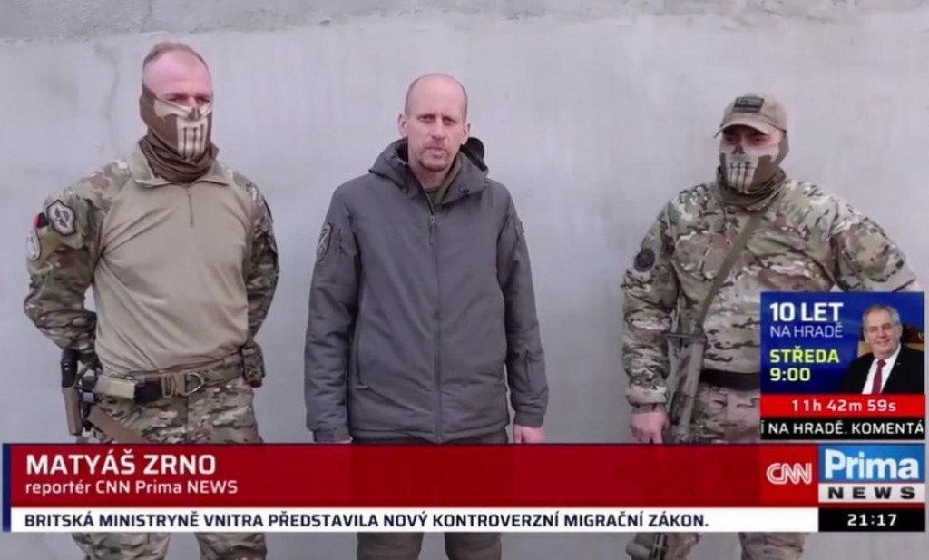 Český novinár Matyáš Zrno vyspovedal dvoch Slovákov bojujúcich za Ukrajinu. FOTO: Reprofoto/Twitter/CNNPrimaNEWS