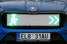 LED maska chladiča Škody Enyaq iV zobrazujúca symboly. SNÍMKA: Škoda Auto
