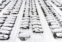 Stovky áut sú pokryté snehom v anglickom meste Corby. Meteorológovia varujú pred silným snežením v niektorých častiach Spojeného kráľovstva. FOTO: TASR/AP