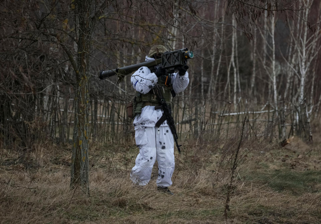 Ukrajinský vojak držiaci systém Stinger. FOTO: Reuters