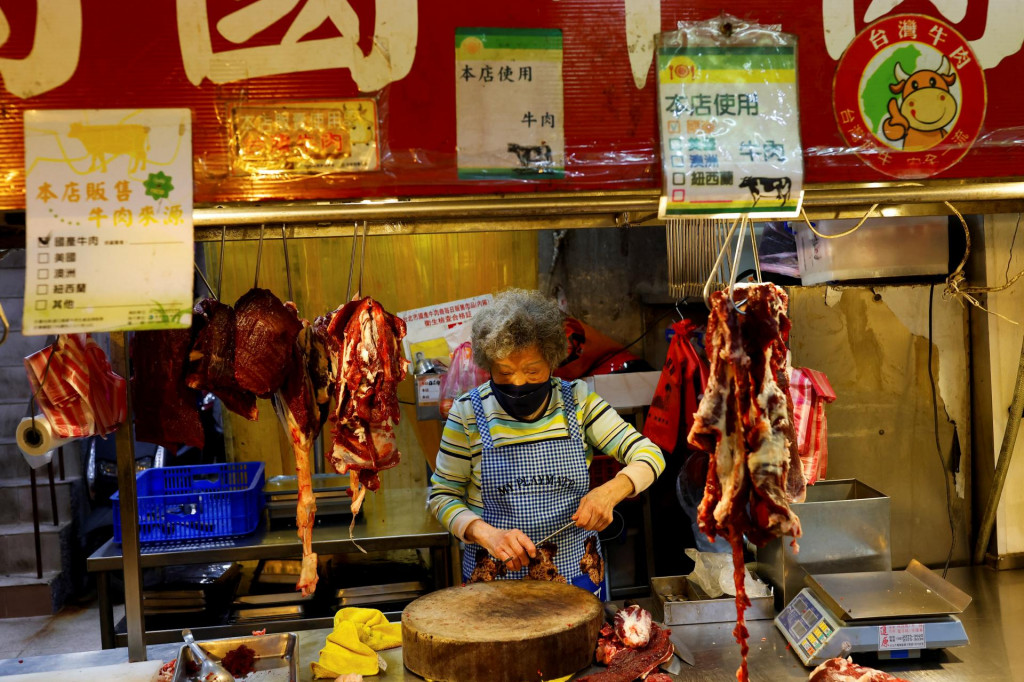 O slovenských turistoch je známe, že milujú ázijský street food. V taiwanskej metropole Tchaj-pej im ho ponúkajú preslávené nočné trhy. FOTO: Reuters