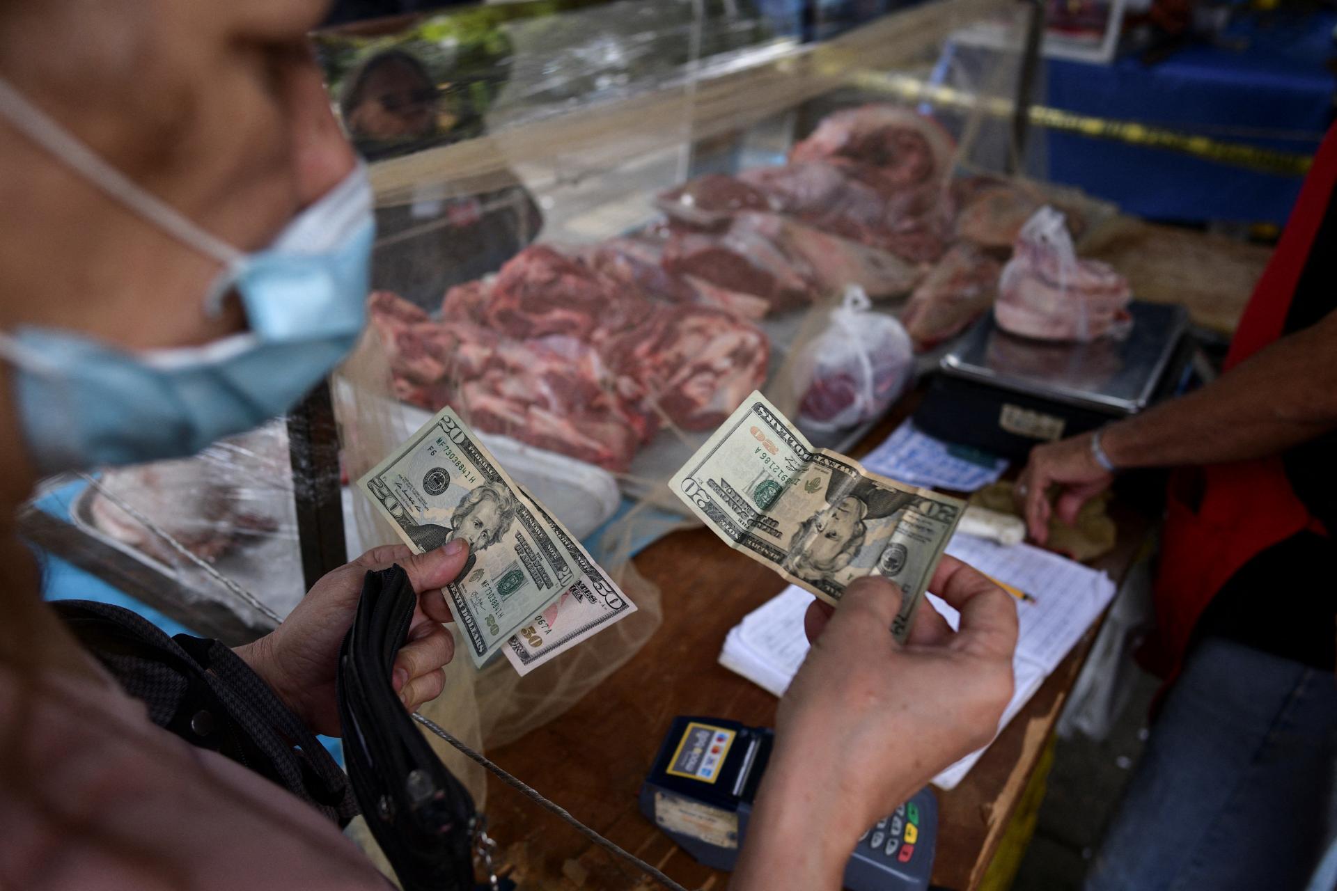 Venezuelčanov opäť drví inflácia, mnohí nemajú ani na jedlo. Škrtnutie núl na bankovkách nepomohlo