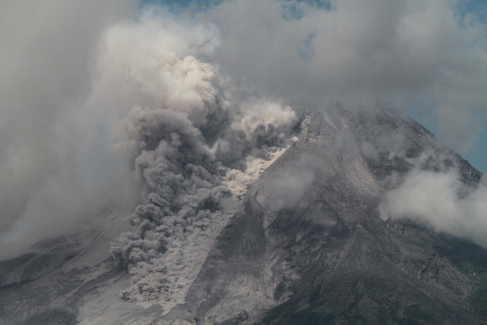 Vybuchla sopka Merapi, jedna z najaktívnejších indonézskych sopiek. Mrak vystúpil do výšky sedem kilometrov
