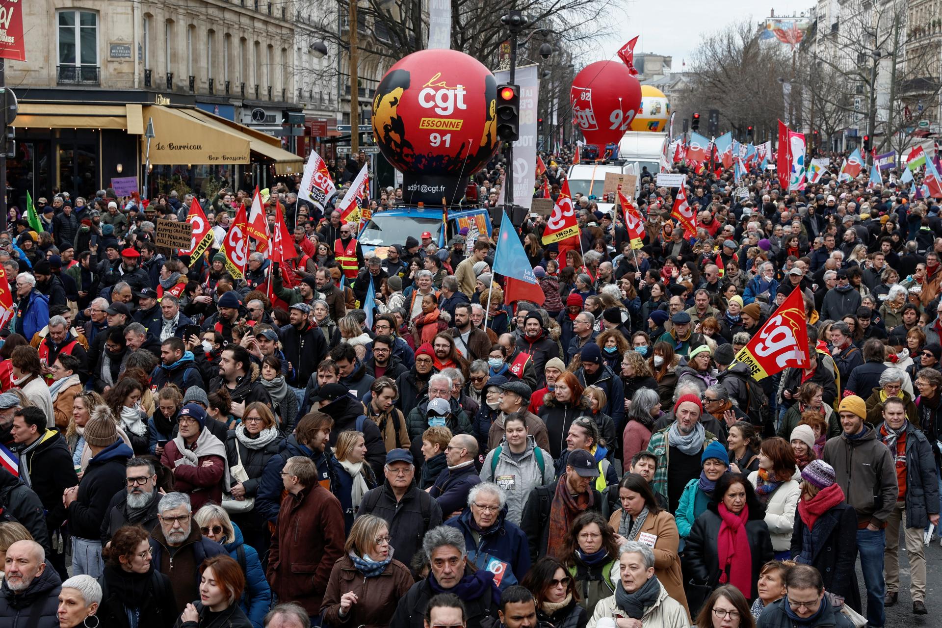 Vo Francúzsku je ohlásených 230 protestov proti dôchodkovej reforme, je narušená doprava