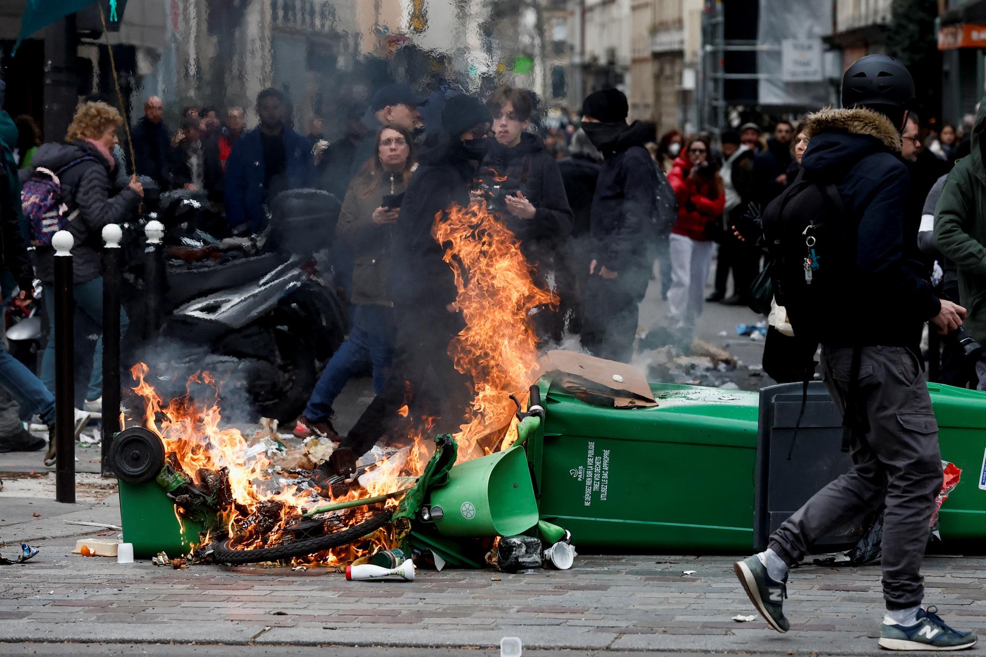 Vo Francúzsku protestovalo proti dôchodkovej reforme 368-tisíc ľudí. Zapaľovali koše a rozbíjali výklady
