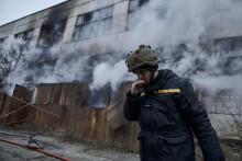 Hasič fajčí cigaretu počas prestávky po ruskom ostreľovaní. FOTO: TASR/AP